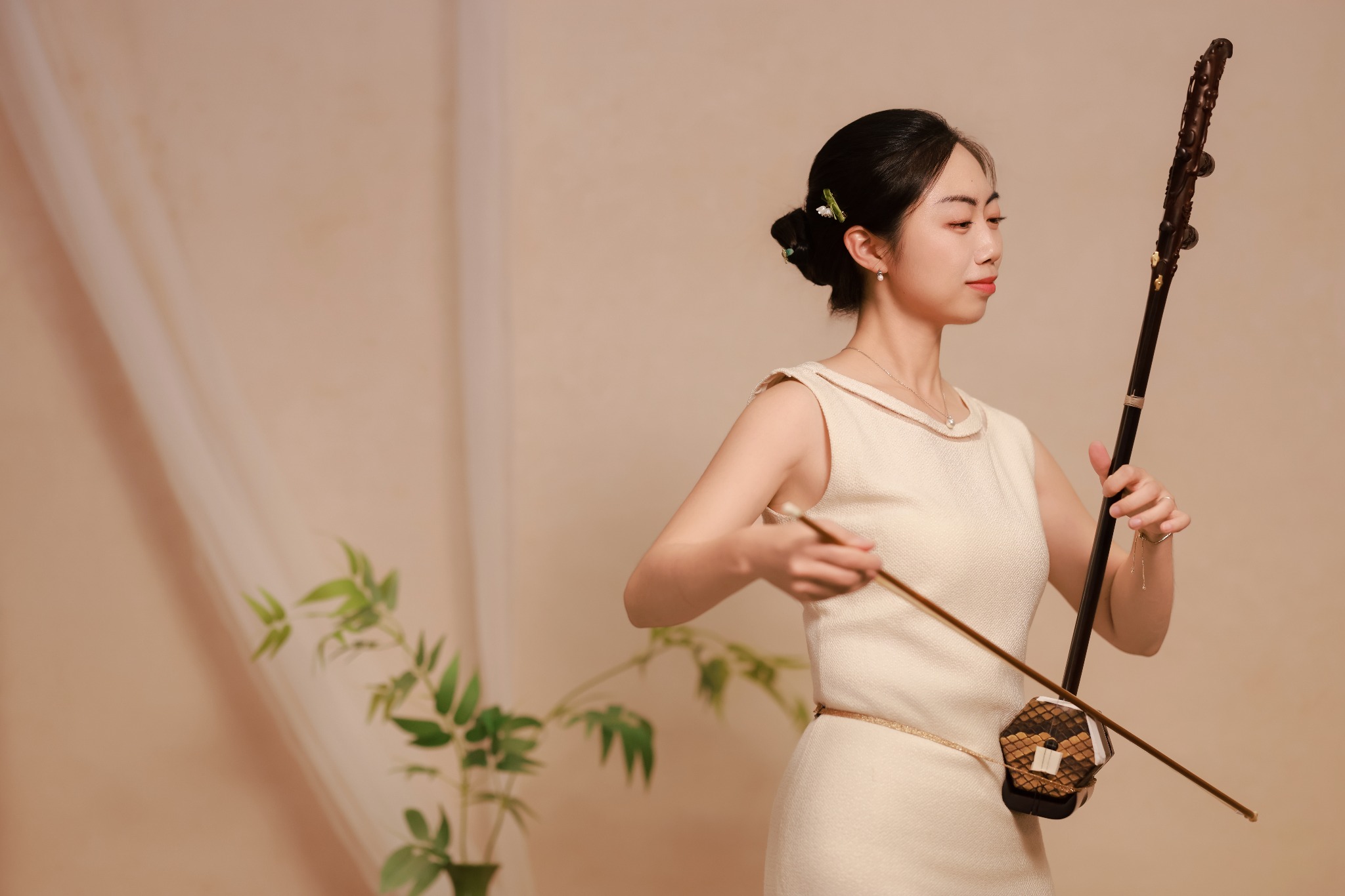 Carol Yiying Zhou 周怡颖 — 创始人 / 二胡艺术照