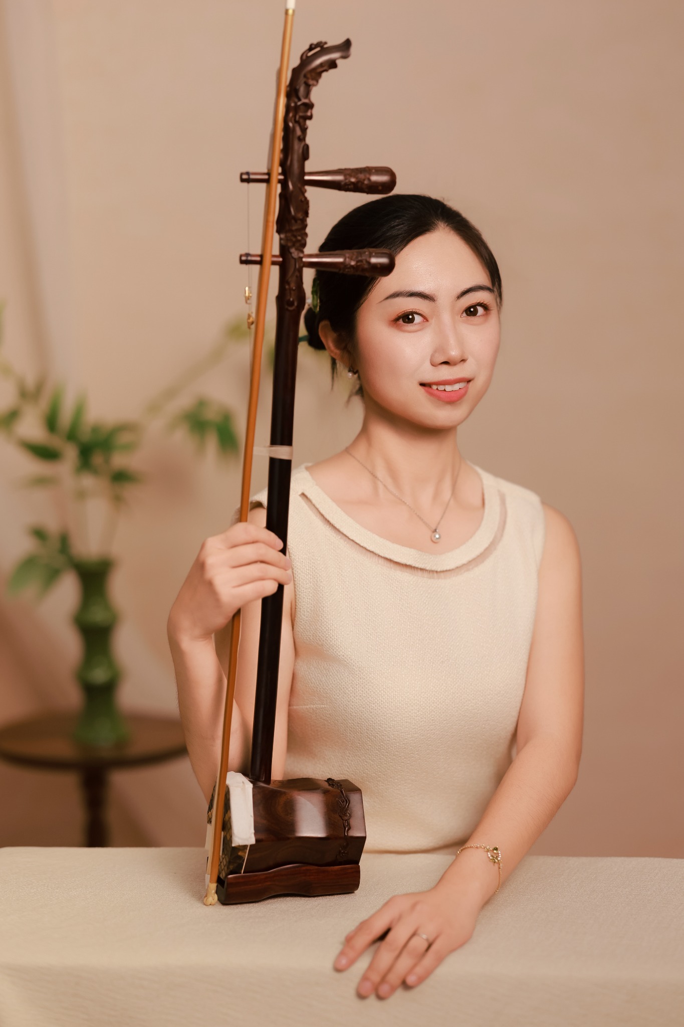 Carol Yiying Zhou 周怡颖 — 创始人 / 二胡肖像
